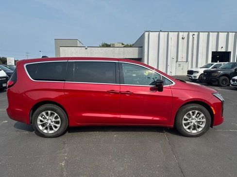 Used 2027 Chrysler Pacifica Select AWD/4WD image 12