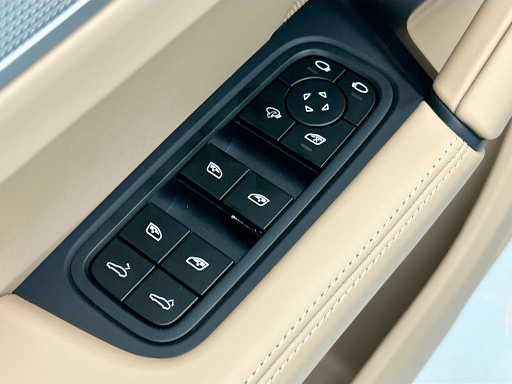 Used 2026 Porsche Cayenne AWD/4WD image 23