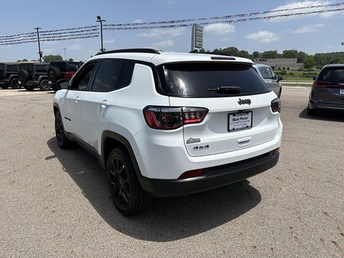 Used 2025 Jeep Compass Latitude w/ Convenience Group AWD/4WD image 3