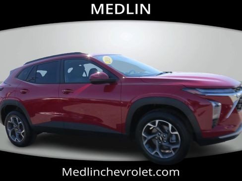 New 2026 Chevrolet Trax LT w/ Driver Confidence Package FWD image 2