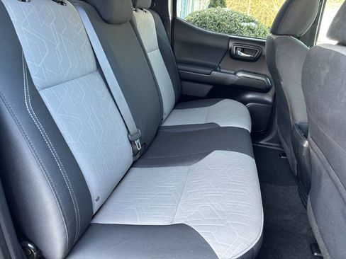 Used 2020 Toyota Tacoma TRD Off-Road w/ Technology Package image 31