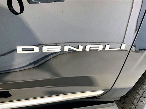 Used 2023 GMC Yukon XL Denali image 17