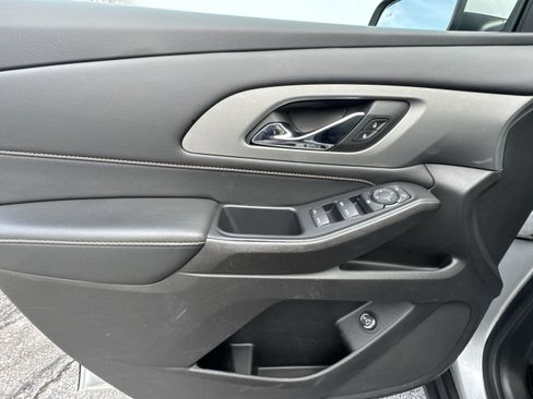 Used 2021 Chevrolet Traverse LT image 24