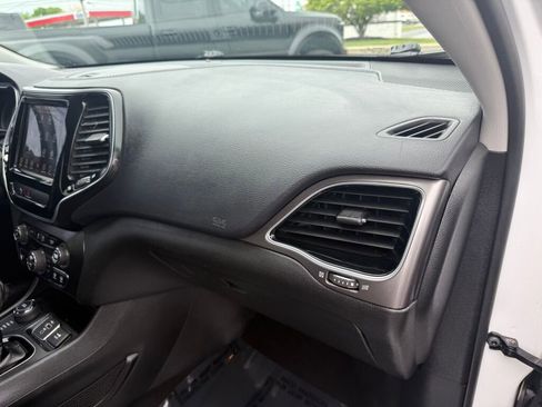 Used 2019 Jeep Cherokee Limited AWD/4WD image 29