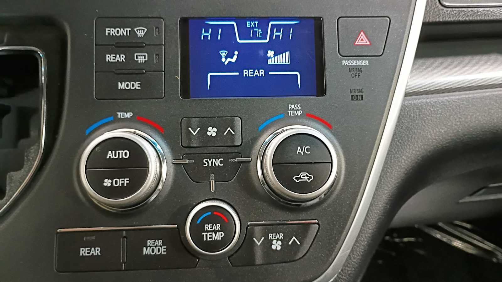 Certified 2017 Toyota Sienna SE w/ SE Preferred Package FWD image 21