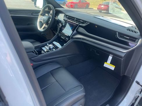 Used 2023 Jeep Grand Cherokee Overland w/ Luxury Tech Group IV AWD/4WD image 18