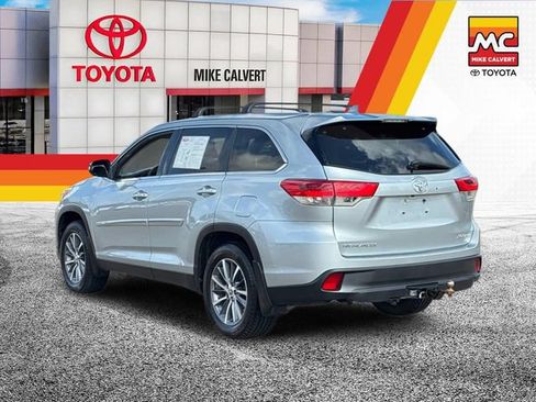 Used 2019 Toyota Highlander XLE AWD/4WD image 3