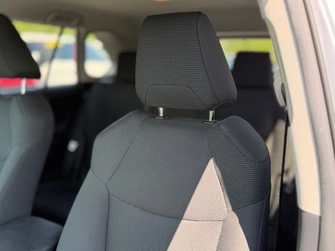 Used 2021 Toyota RAV4 LE AWD/4WD image 5