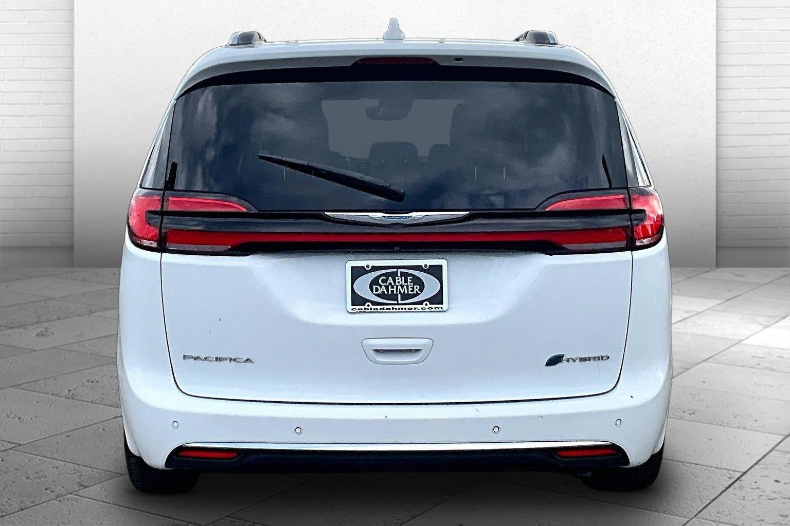 Used 2021 Chrysler Pacifica Limited w/ Uconnect Theater Family Group FWD image 2
