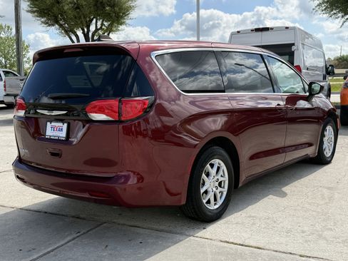 Used 2023 Chrysler Voyager LX image 5