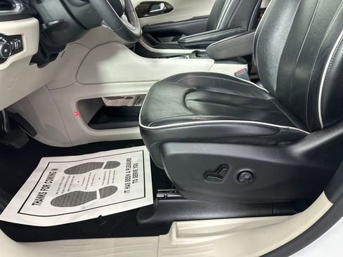 Certified 2023 Chrysler Pacifica Limited FWD image 18