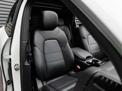 Certified 2023 Porsche Cayenne S Platinum AWD/4WD image 35