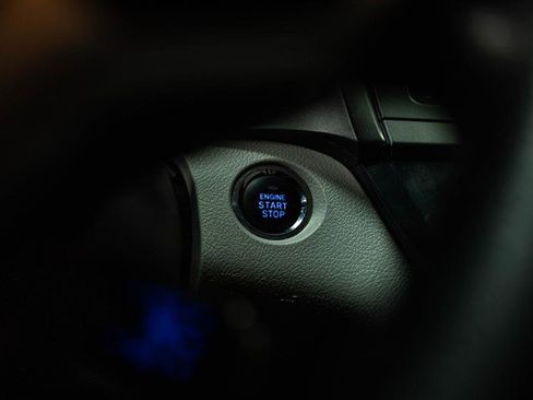 Used 2019 Toyota Sienna XLE w/ XLE Navigation Package FWD image 19