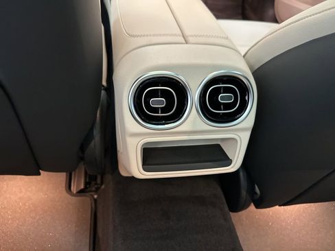 Used 2025 Mercedes-Benz C 300 Sedan image 21