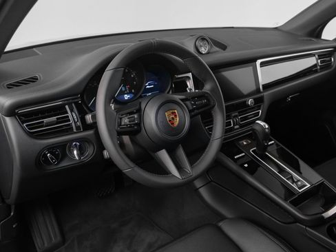 Used 2025 Porsche Macan image 4