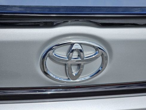 Used 2021 Toyota Corolla LE image 13