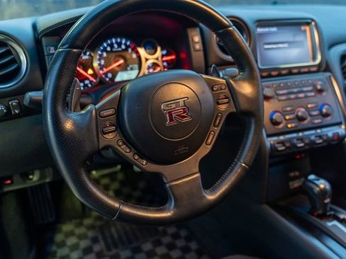 Used 2016 Nissan GT-R Premium image 13