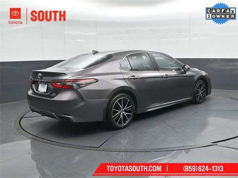 Used 2024 Toyota Camry SE image 2