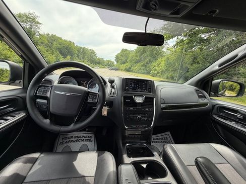 Used 2016 Chrysler Town & Country S FWD image 10
