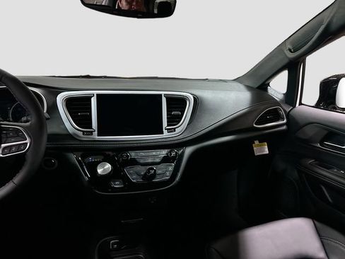 New 2026 Chrysler Pacifica Select image 22