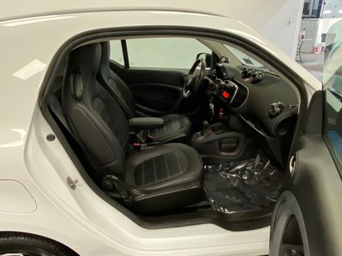 Used 2017 smart fortwo Prime RWD image 23