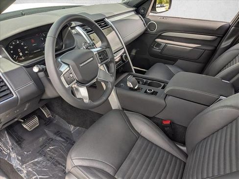 Used 2025 Land Rover Discovery Dynamic SE AWD/4WD image 10