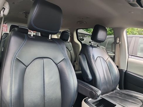 Used 2021 Chrysler Pacifica Touring-L FWD image 37
