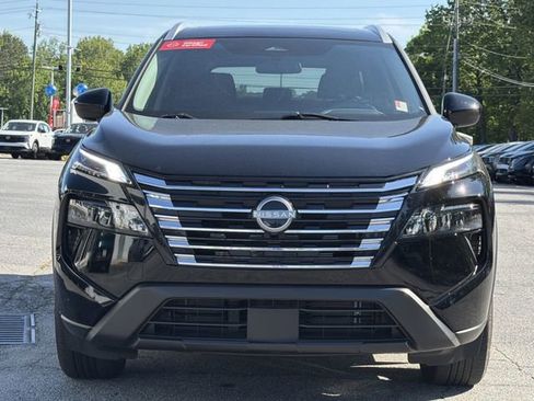 Used 2024 Nissan Rogue SV w/ SV Premium Package image 3