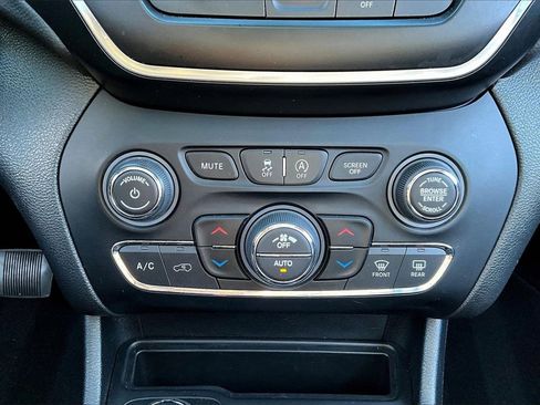 Certified 2022 Jeep Cherokee Latitude Lux w/ Sun & Sound Group image 17