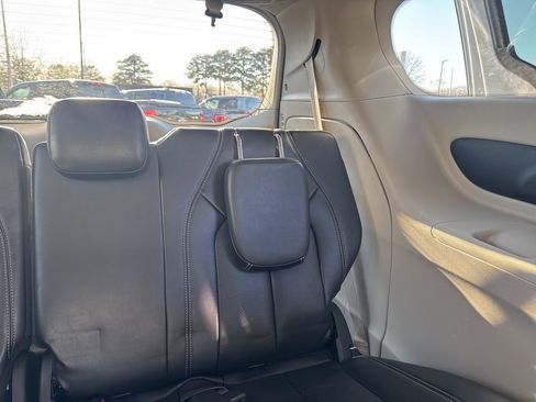 Used 2023 Chrysler Pacifica Touring-L image 17
