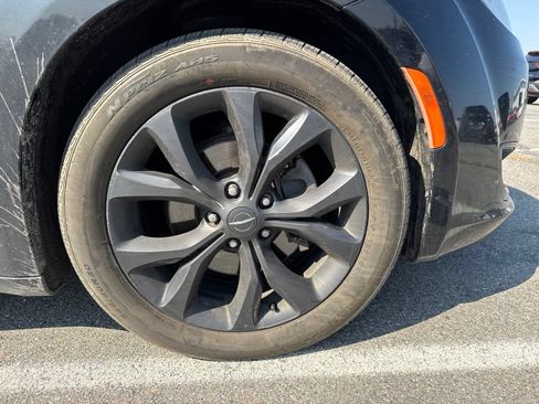 Used 2019 Chrysler Pacifica Touring Plus w/ S Appearance Package FWD image 4