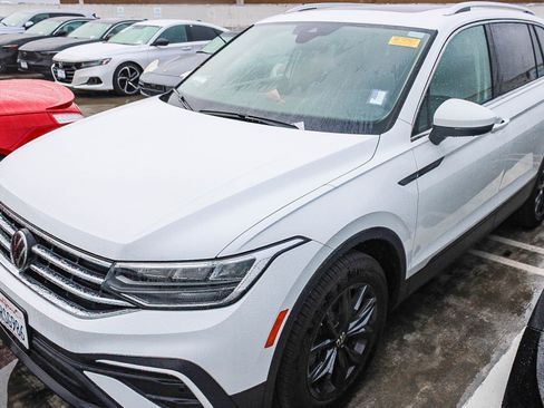 Used 2024 Volkswagen Tiguan SE image 2