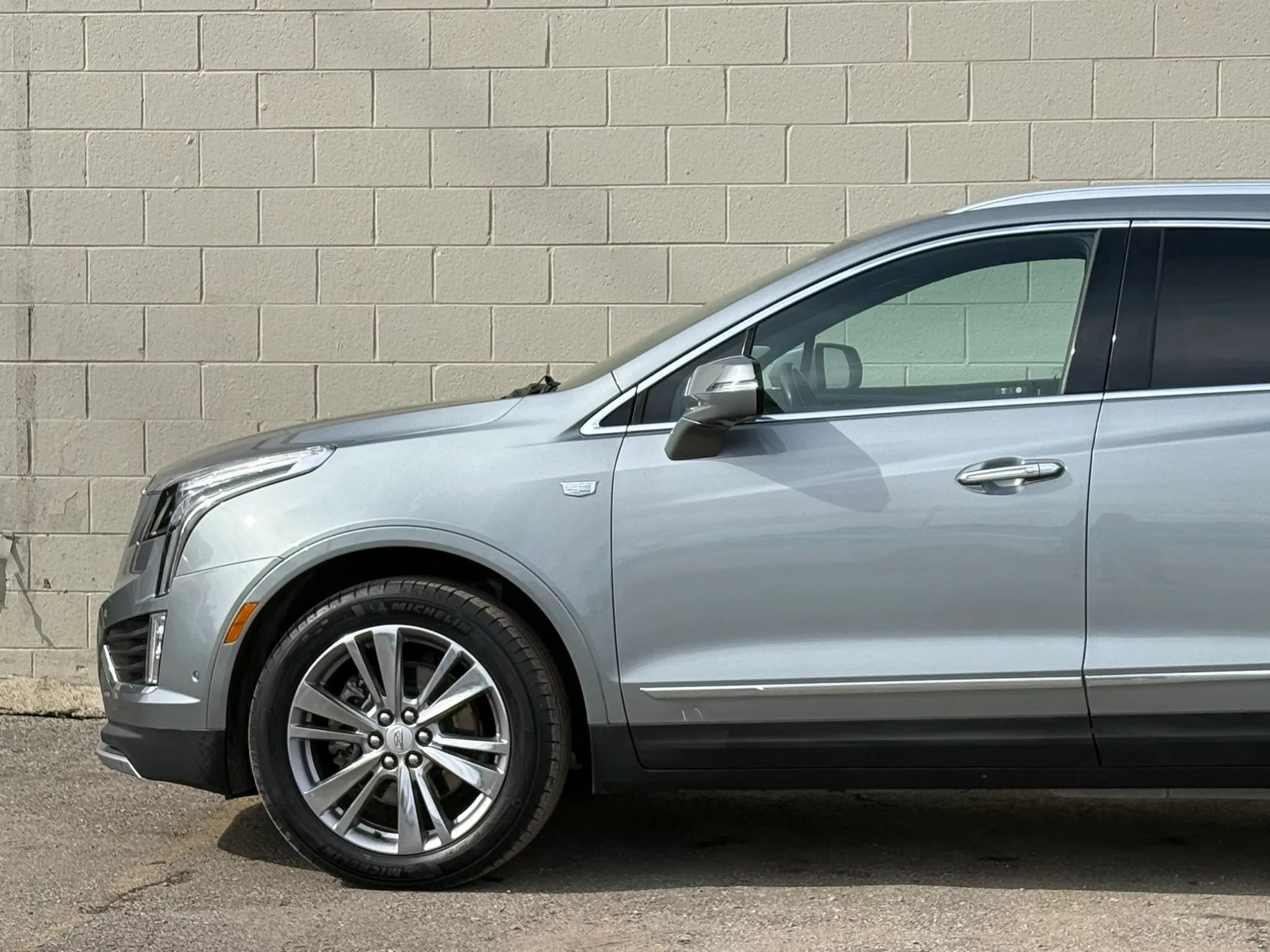 Used 2023 Cadillac XT5 Premium Luxury w/ Technology Package AWD/4WD image 4