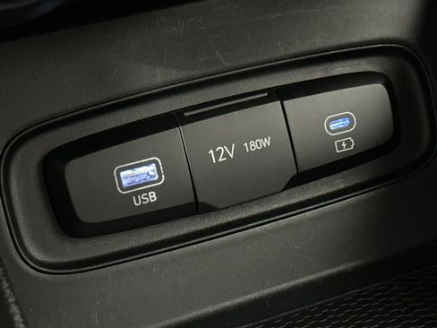 Used 2023 Hyundai Venue SEL image 29
