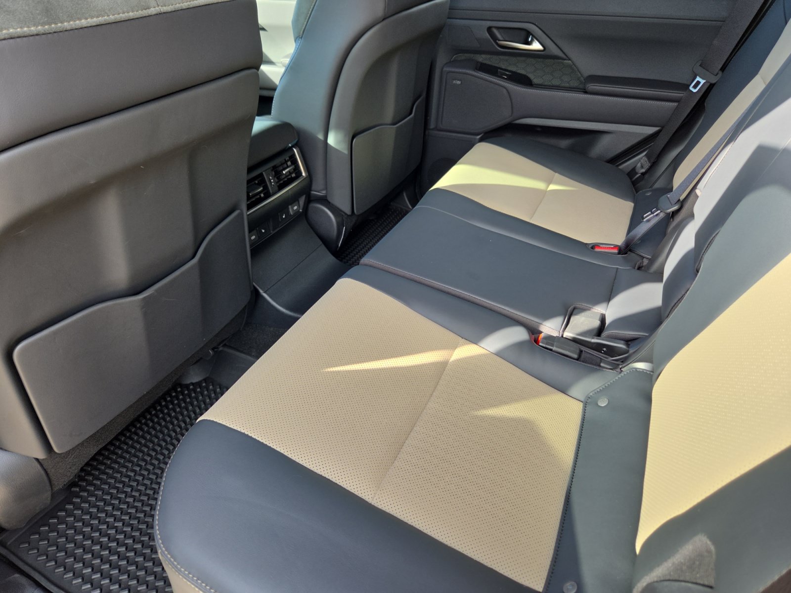 Used 2025 Lexus GX 550 w/ Accessory Package (32) AWD/4WD image 17