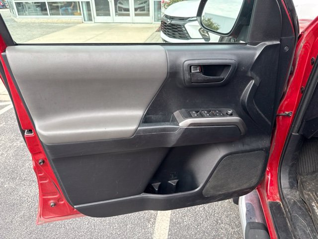 Used 2018 Toyota Tacoma SR5 AWD/4WD image 11