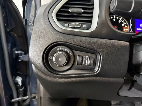 Used 2020 Jeep Renegade Latitude w/ Cold Weather Group AWD/4WD image 16
