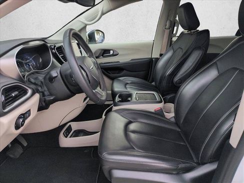 Used 2023 Chrysler Pacifica Touring-L FWD image 14