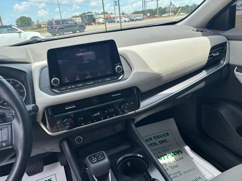 Used 2021 Nissan Rogue SV w/ Premium Package FWD image 11