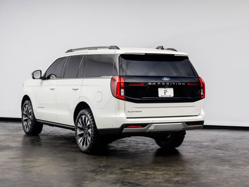Used 2025 Ford Expedition Platinum w/ Driver's Package AWD/4WD image 17