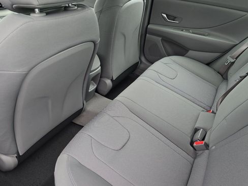 Used 2025 Hyundai Elantra SE image 11