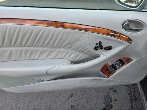 Used 2005 Mercedes-Benz CLK 320 Cabriolet image 8