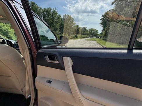 Used 2013 Toyota Highlander Plus AWD/4WD image 26