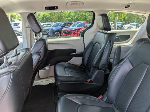 Used 2024 Chrysler Pacifica Limited FWD image 15