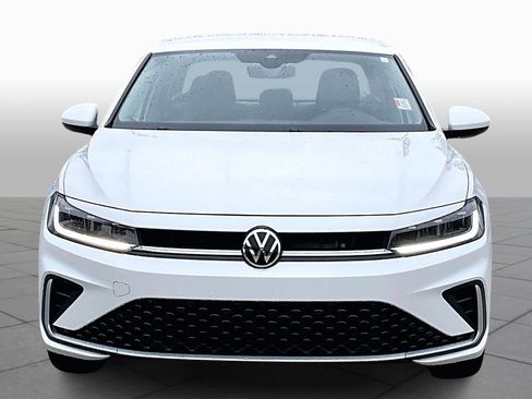 Used 2025 Volkswagen Jetta SE image 3