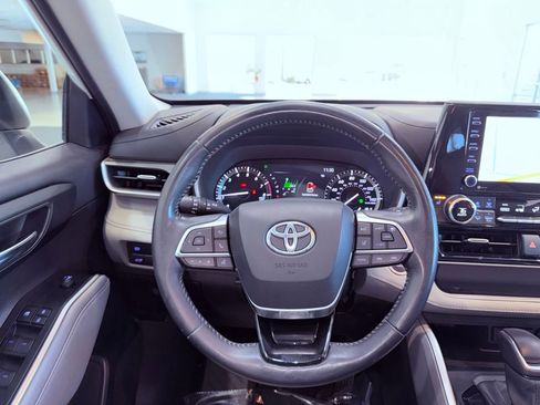 Used 2020 Toyota Highlander XLE image 20