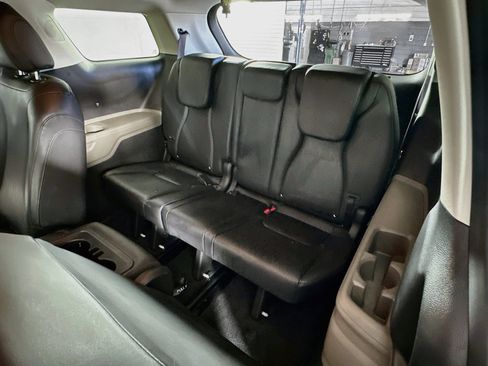 Used 2025 Kia Carnival FWD image 30