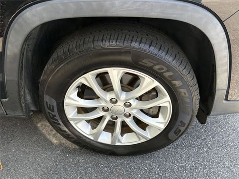 Used 2019 Jeep Cherokee Latitude w/ Popular Appearance Group FWD image 9