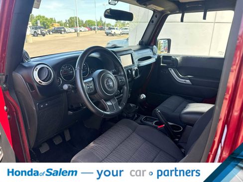 Used 2012 Jeep Wrangler Unlimited Rubicon w/ Connectivity Group AWD/4WD image 2