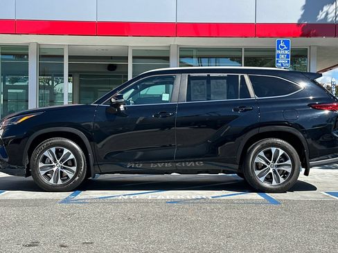 Used 2023 Toyota Highlander XLE AWD/4WD image 6